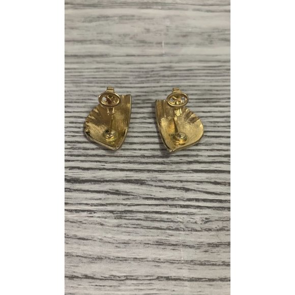 Vintage Crown Trifari Shell Shaped Gold Tone Clip Earrings - Picture 2 of 7
